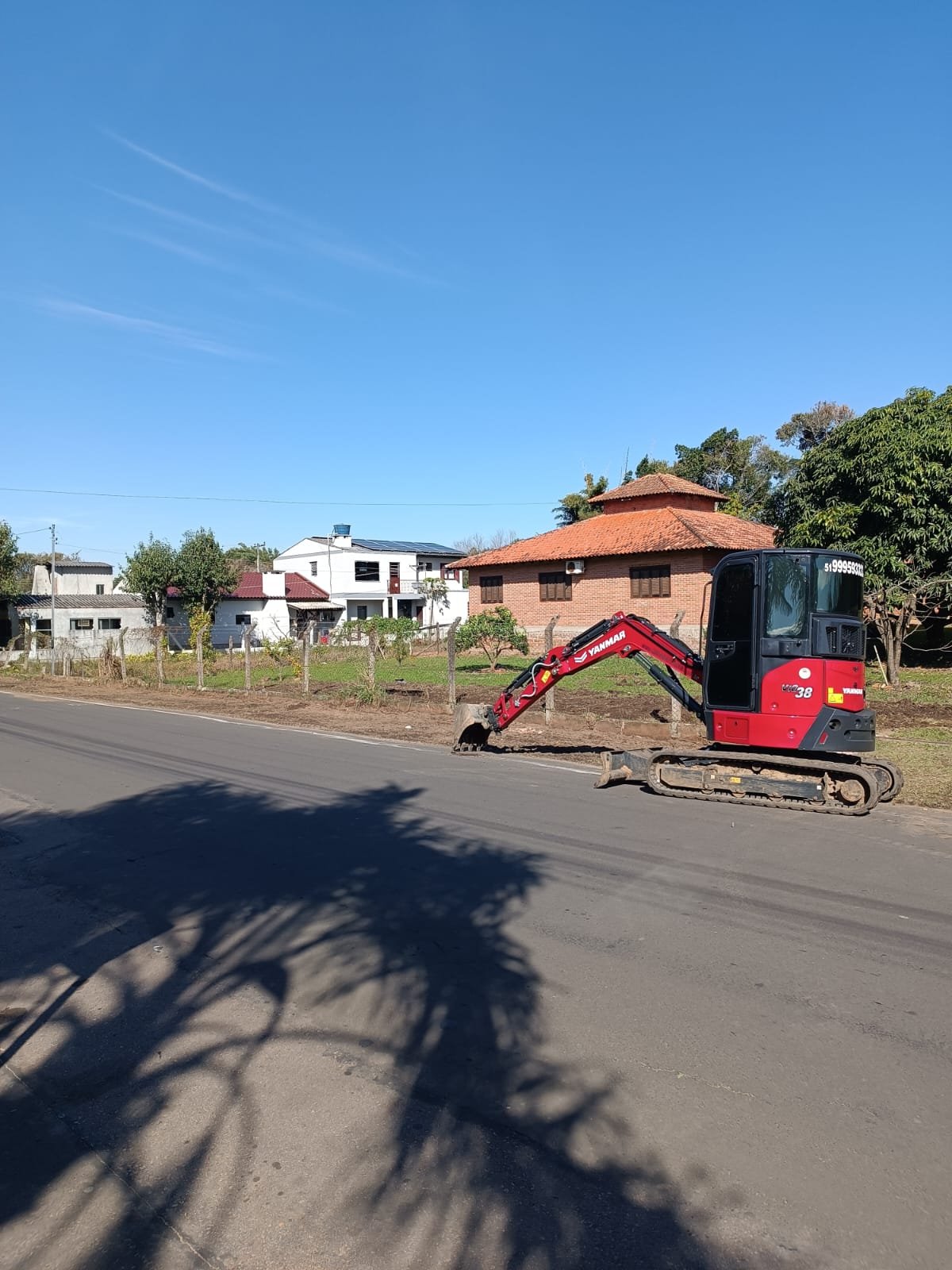 Operação de mini escavadeira em espaço reduzido