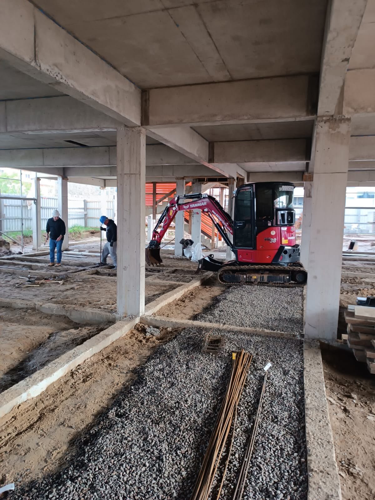 Mini escavadeira Yanmar vermelha da Terramar em pátio de terra